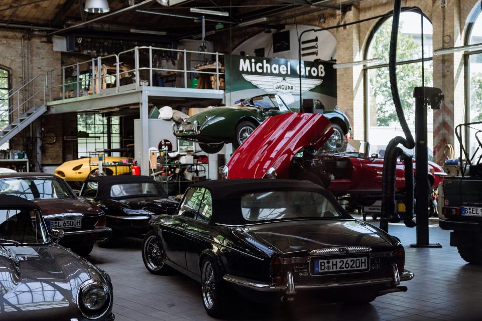 Oldtimer-Werkstatt mit Autos